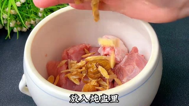 我会三天两头的炖腱子瘦肉汤给孩子喝补充营养，汤汁清甜营养好喝