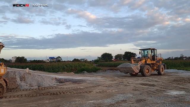 Фронтальный погрузчик Weichai Lovol 936H в работе.