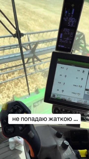 Гарна українська дівчина може працювати і на тракторі і на комбайні
