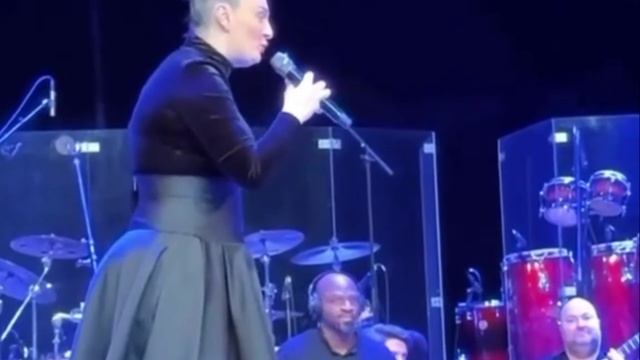 Елена Ваенга заголосила  Сидим с бобром за столом