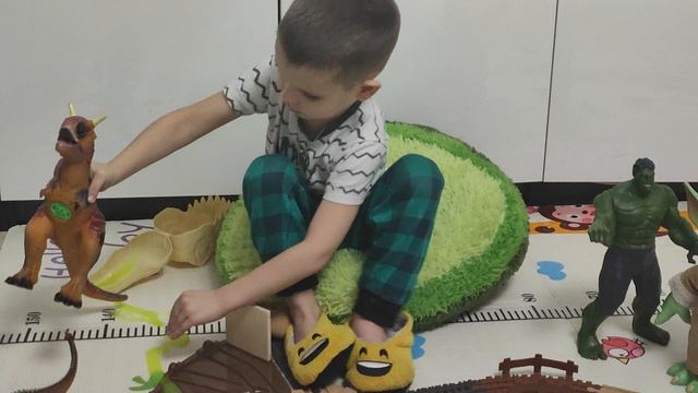 Danila M. и паровозик Томас вляпался в слаймик