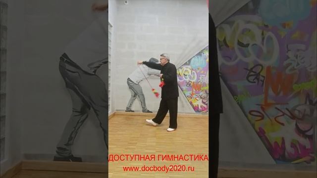 Упражнения с мячами для фитнеса на верёвке в студии (8)