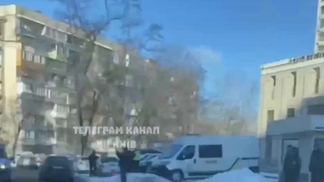В Киеве проплаченные титушки Зеленского митингуют у посольства США против Трампа. 😀