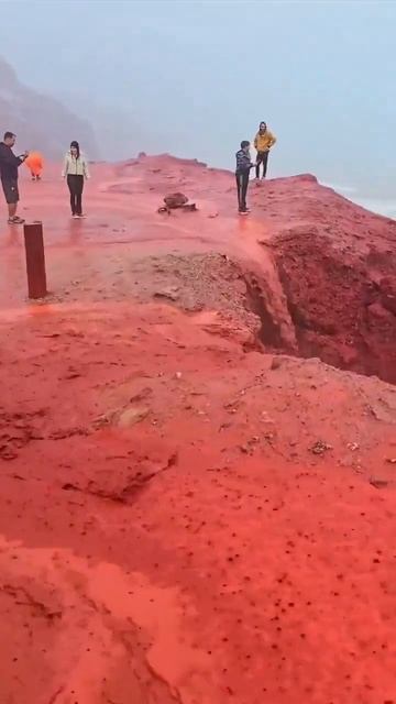 Море крови  как выглядит ливень на Красном пляже острова Ормуз