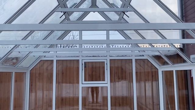 Теплица 3,7x4,7 м с декором на коньке на бетонной ленте - 170