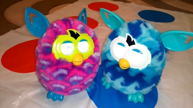 Ферби бум на русском языке и на английском. Два друга.