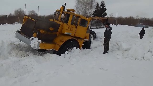 К-700 застрял в снегу.