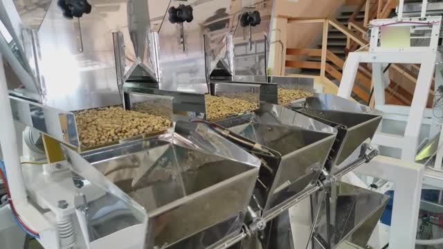 Упаковка кофе в пакет с проваркой граней и плоским дном на упаковочной линии  55Г.31 с трехручьевым