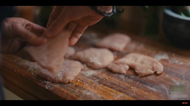 Жареная курица на сковороде с соусом из трав