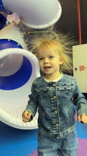 Аня одуванчик и горка