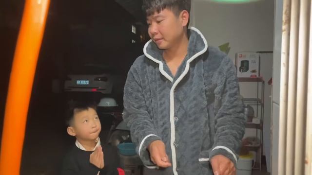小黑制作煲仔饭，切配菜时因发音不标准，儿子给他上了一课