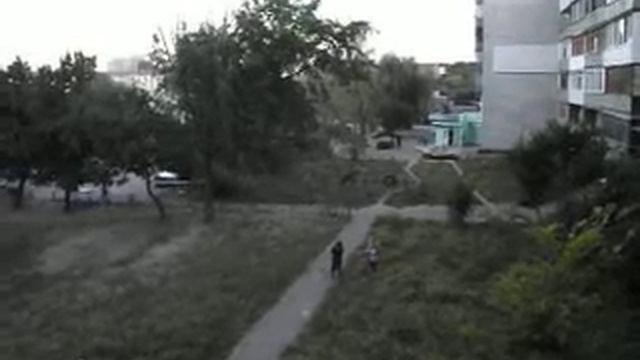 Діти у дворі співають гімн. Житомир 18.09.14.