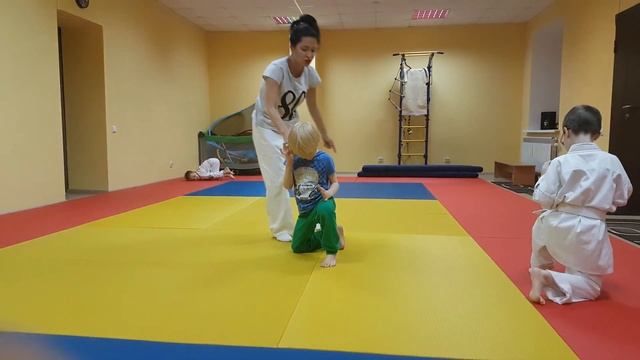 Передвижение на коленях вперёд. Обучение. Дети 5-7 лет