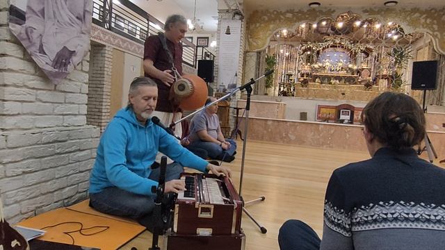 Киртан ветеранов Харе Кришна. Мадхавананда дас.mp4