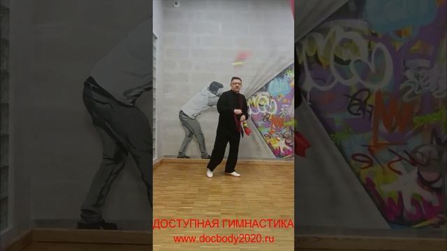 Упражнения с мячами для фитнеса на верёвке в студии (7)