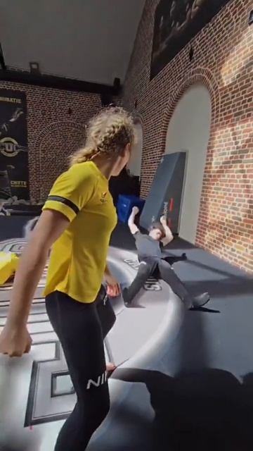 Каскадёры показали разницу между дракой против толпы в кино и в реальности