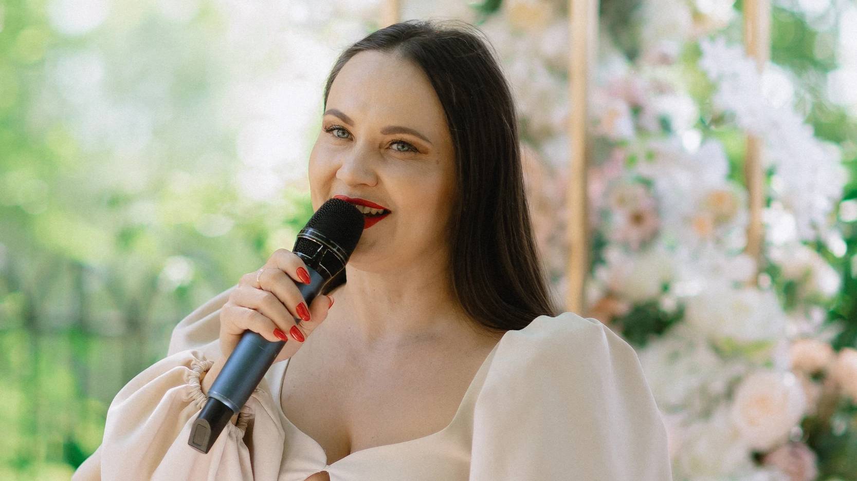 Ведущая Анна Богатырева