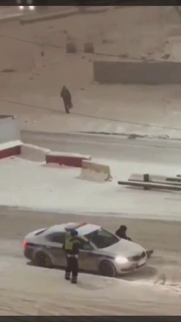 Два мигранта напали на полицейских в Москве вечером 19 февраля. Одному из них удалось сбежать.