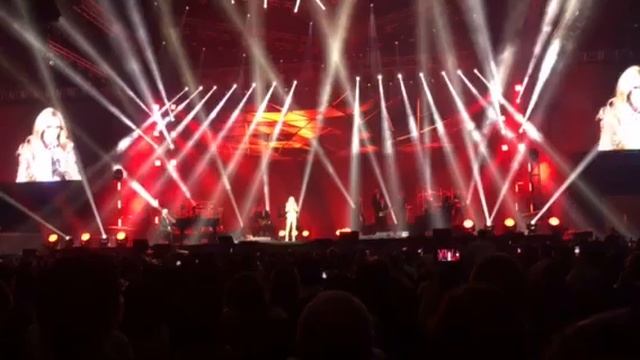 Celine Dion Asked the Filipino Audience To Sing with Her