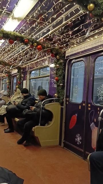 Новогодний Еж-3 на станции Щукинская. #еж3 #метро #ткл #поезд #нг2024 #новыйгод #нг #train #москва