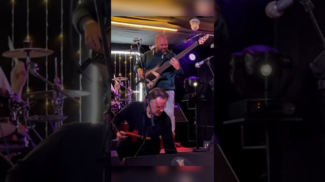 Мощный замес на @artsredamoscow котятами
@korneimusic @snegokot @bonykatt @artyomshenk
Бас Dingwall