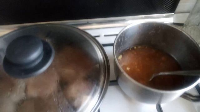 К котлетам нужна подливка😊
