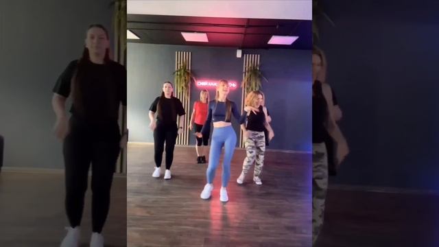 Продолжаю занятия танцами бачата.