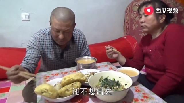 【農民大黑】春忙開始！媳婦做白菜煮大豆還有啥？大黑直呼好菜配好酒，真過癮