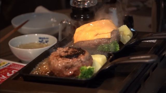 2.5 TONS of BURGER get sold here, OVER 10,000 Orders a year! Osaka Japanese Food