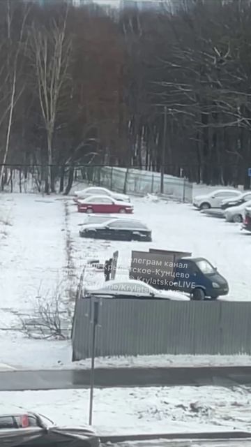На Крылатских холмах напротив дома 37 начался снос стоянки 🔨
Демонтируют забор