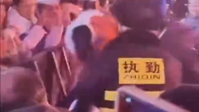 В Китае робот напал на человека 😡