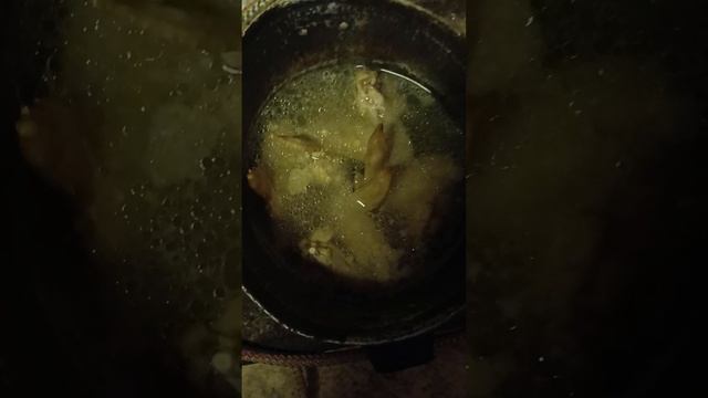 Как удобно носить каструлю в одной руке.