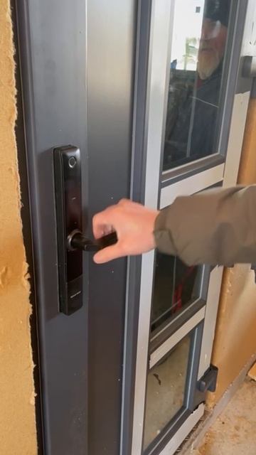 ДВЕРЬ С ОТПЕЧАТКОМ ПАЛЬЦА