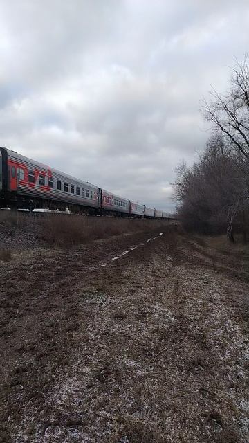 "НА ВЗЛЕТ"Тепловоз ТЭП70 С пассажирским поездом Москва-Волгоград следует по перегону Арчеда-Калинино