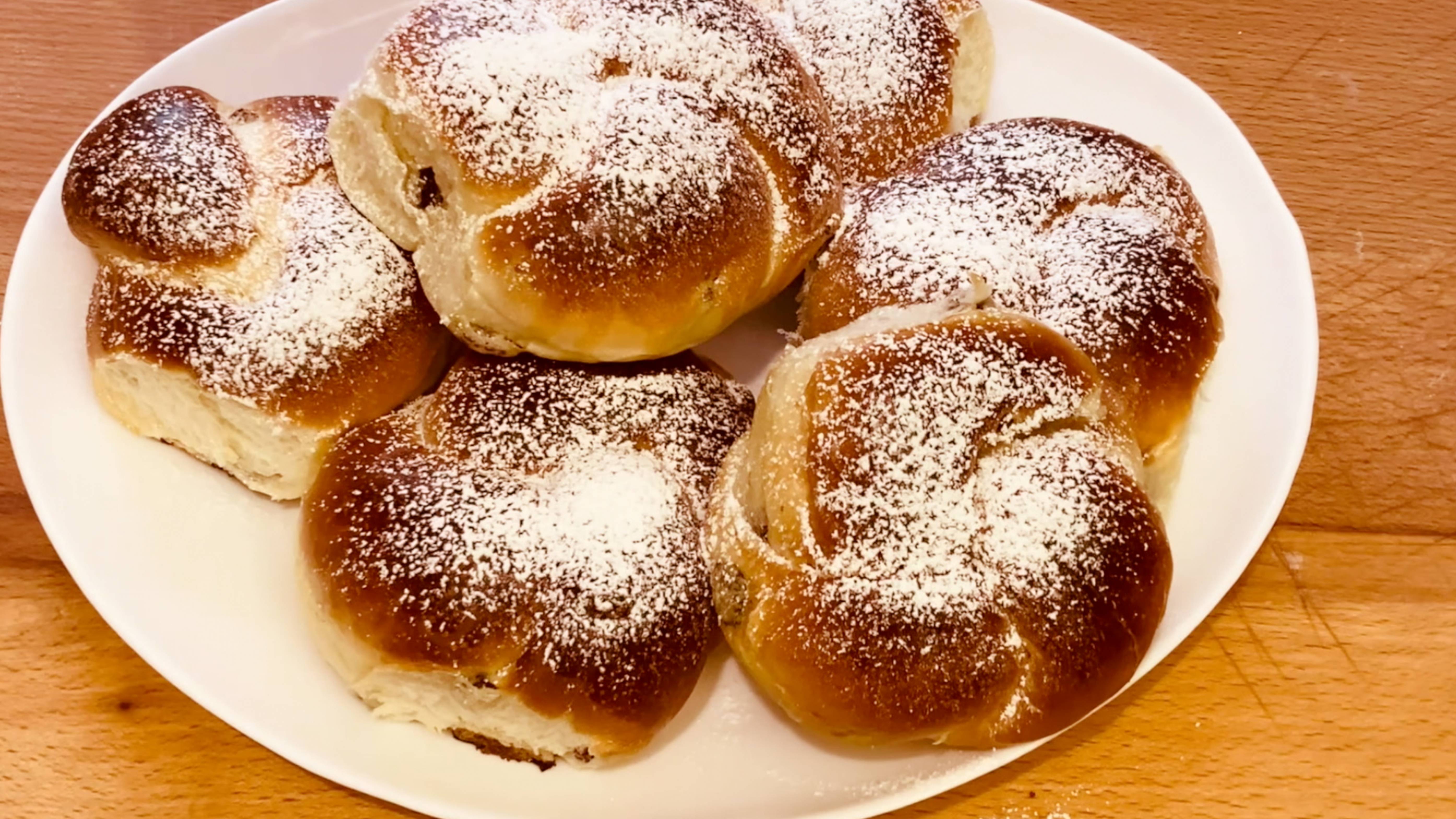 Булочки с изюмом