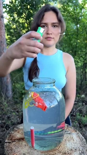 Проверка необходимых инструментов для выживания на водопроницаемость.