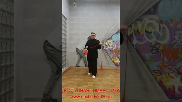 Упражнения с мячами для фитнеса на верёвке в студии (3)