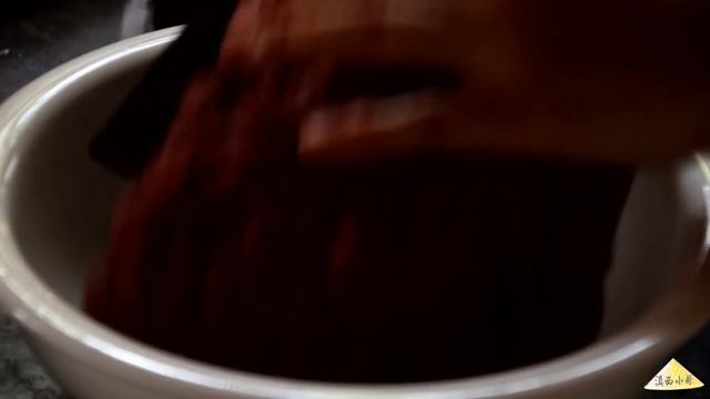 生活在农村的爷爷奶奶,生平第一次吃汉堡【滇西小哥】