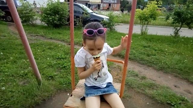 Лилия пошла гулять .