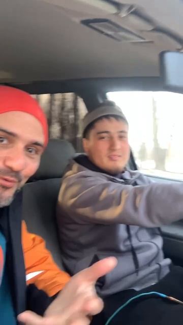 Меня везет Уйгур.