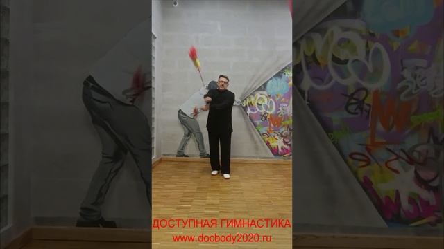 Упражнения с мячами для фитнеса на верёвке в студии (9)