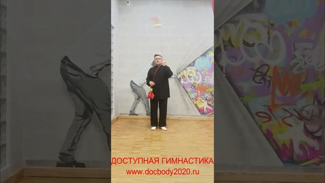 Упражнения с мячами для фитнеса на верёвке в студии (20)