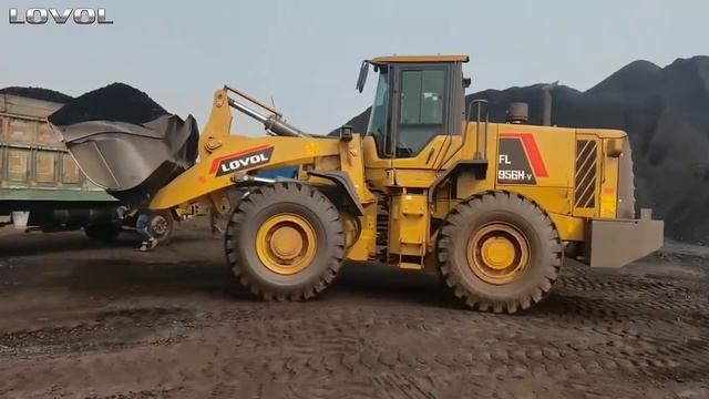 Фронтальный погрузчик Weichai Lovol 956H-V в работе.