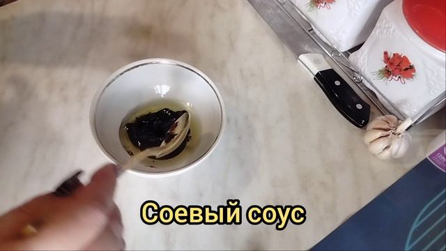 Вкусный ПП - салат с адыгейским сыром и копчëной куриной грудкой.