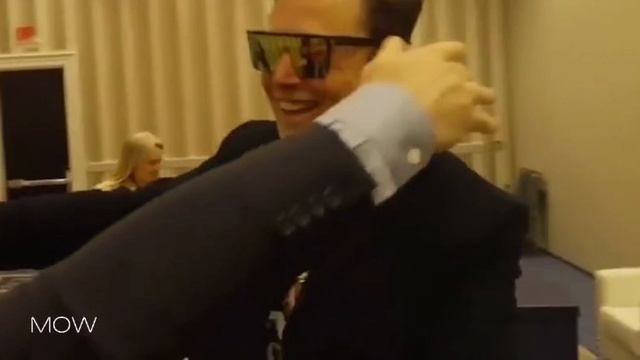 Аргентинский президент Хавьер Милей подарил Илону Маску золотую бензопилу.
