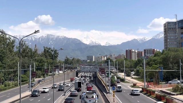 Almaty city tour. Любимый город Алматы. Движение  на улице Саина. 5 июня 2023. Kazakhstan. June 202