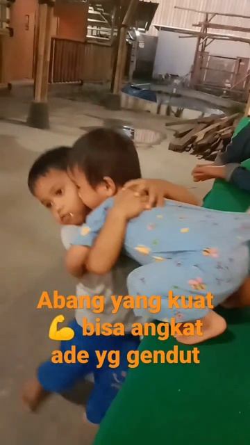 orang yang kuat, abang bisa gendong adek yang gendut sekali @silangitfamily