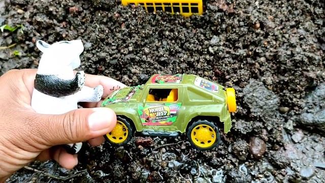 MENCARI MAINAN DI DALAM PASIR .TRUK MOLEN, IKAN KOKI, EXCAVATOR, BEBEK, BIS, MOBIL OFF-ROAD, AYAM,