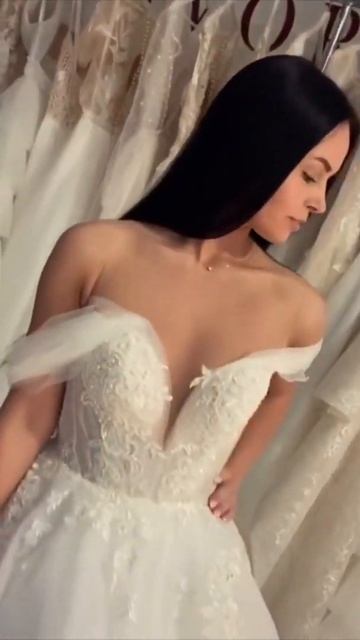 QW2140|Unique Off The Shoulder Ivory Tulle Ball Gown Wedding Dress