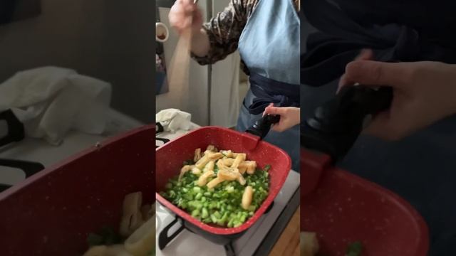 かぶの葉っぱと油揚げどんこ炒め！アラフィフ一人暮らし「サクッとお料理1分劇場」#shorts
